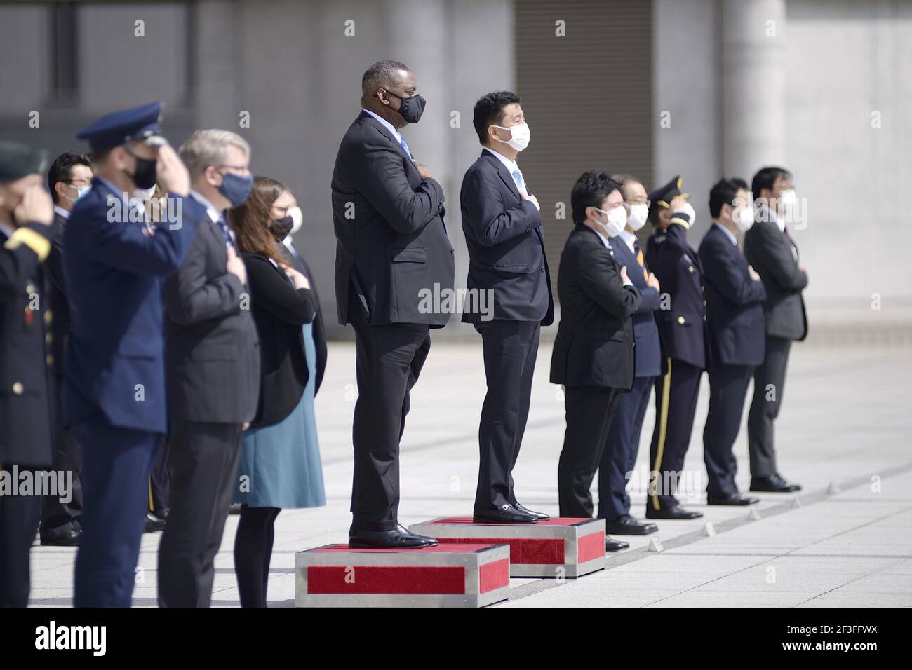 Tokyo, Giappone. 16 Marzo 2021. Lloyd Austin, Segretario della Difesa degli Stati Uniti d'America (L) e Ministro della Difesa giapponese Kishi Nobuo (R) partecipa a una revisione di una guardia d'onore prima dell'incontro bilaterale dei Ministri della Difesa USA-Giappone presso il Ministero della Difesa del Giappone il 16 marzo 2021 a Tokyo, Giappone. Antony Blinken, Segretario di Stato degli Stati Uniti d'America (non illustrato nella foto) e Lloyd Austin, Segretario della Difesa, visitano il Giappone dal 15 marzo al 17 marzo come loro primo viaggio all'estero subito dopo l'inaugurazione dell'Amministrazione Biden per scambiare opinioni sull'incr Foto Stock