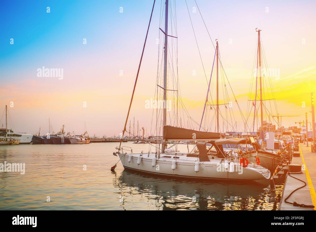 Barche e yacht in marina nel vecchio porto di Limassol al tramonto, porto sulla costa mediterranea, Limassol, Cipro. Foto Stock