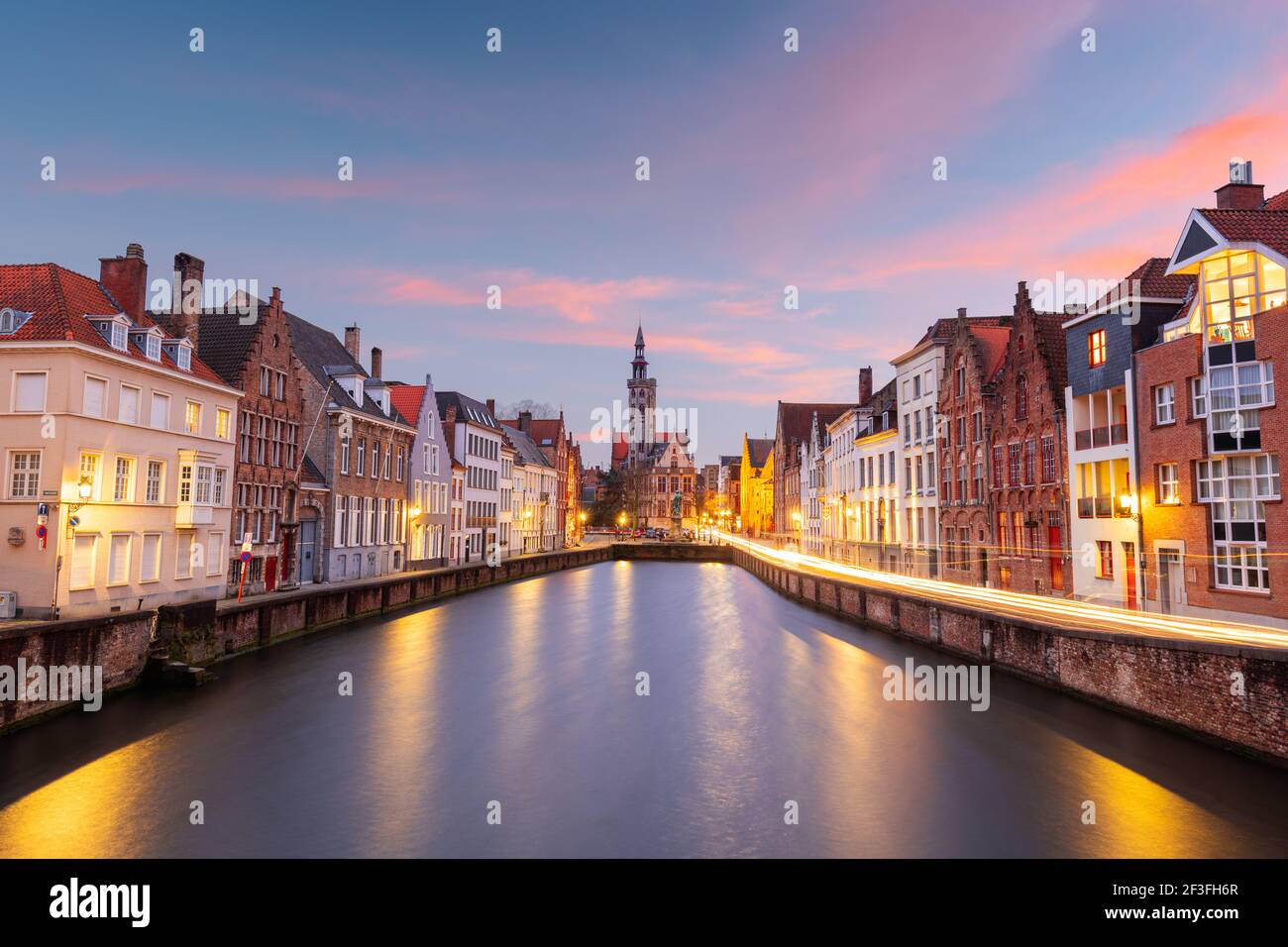 Bruges, Belgio, canali storici al tramonto. Foto Stock