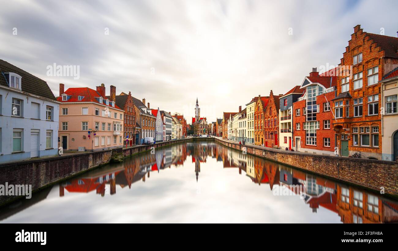 Bruges, Belgio, canali storici al tramonto. Foto Stock