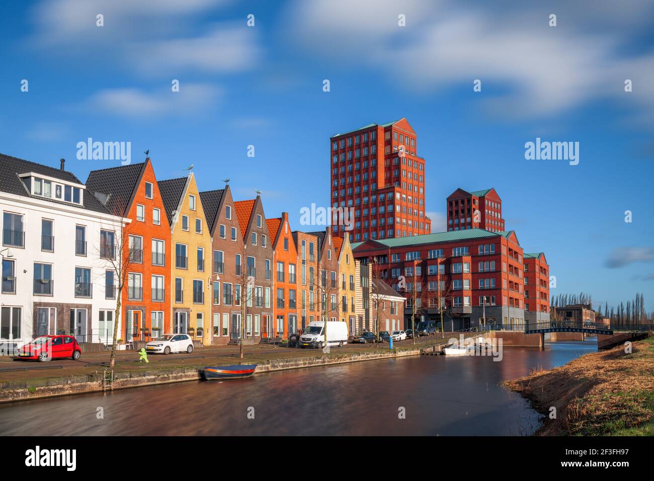 Amersfoort, paesaggio urbano olandese nel quartiere di Vathorst sul canale. Foto Stock