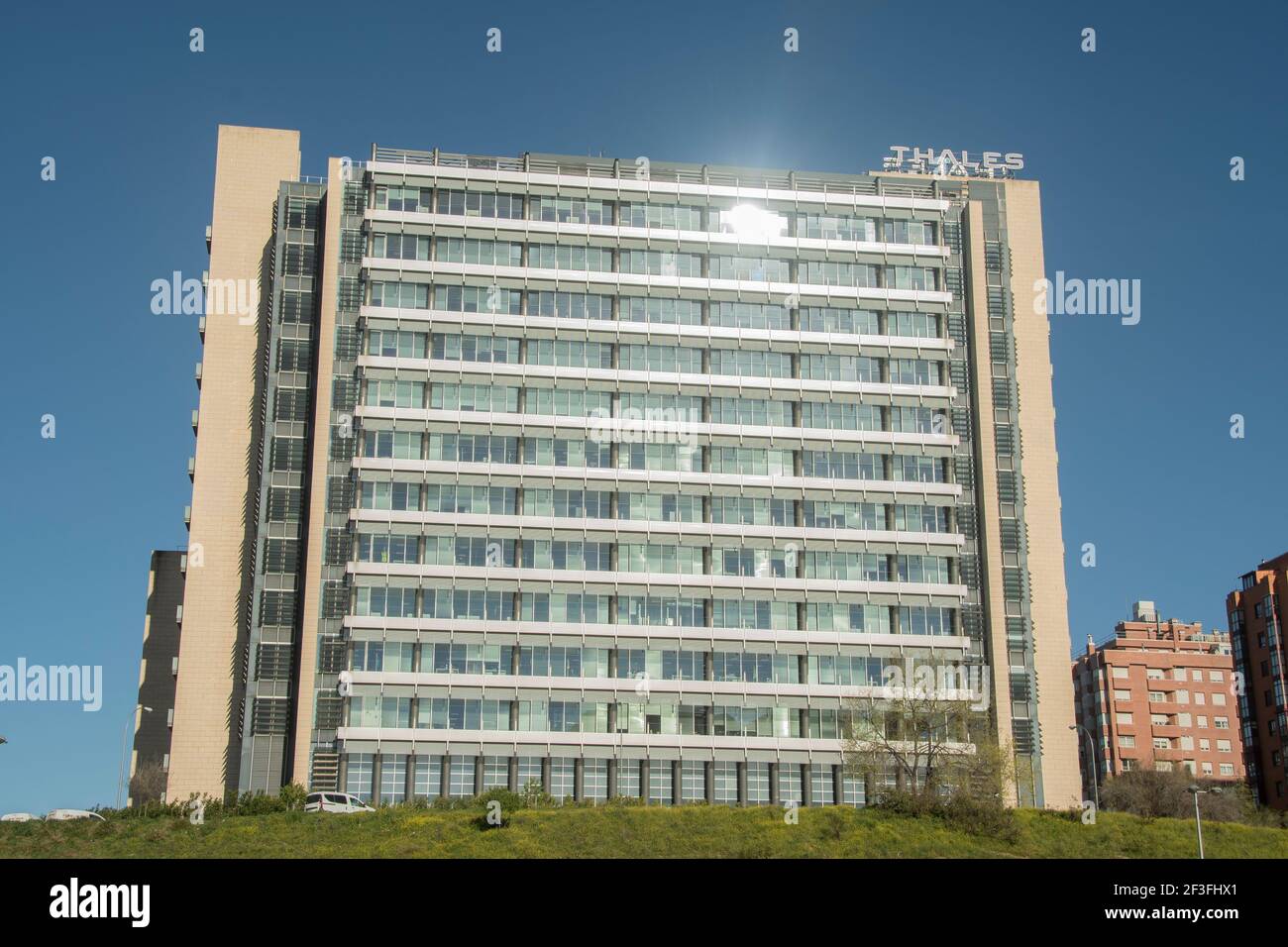 La Spagna ha registrato il primo caso di trombosi venosa del seno in un paziente che aveva ricevuto il farmaco contro il coronavirus. La Spagna sospenderà temporaneamente la somministrazione del vaccino del coronavirus sviluppato dalla società AstraZeneca, per almeno due settimane dopo aver rilevato diversi casi di trombosi in altri paesi nelle persone a cui era stato somministrato questo vaccino. Ciò è stato concordato nella sessione plenaria del Consiglio interterritoriale del sistema sanitario nazionale (CISNS), convocato con urgenza questo lunedì dal ministro della Sanità, Carolina Darias, e in cui la Health Co Foto Stock