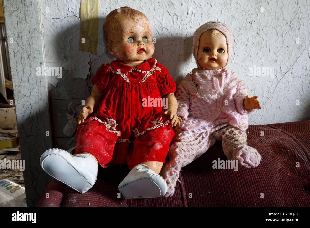 Bambole sporche all'interno di una casa abbandonata. Foto Stock