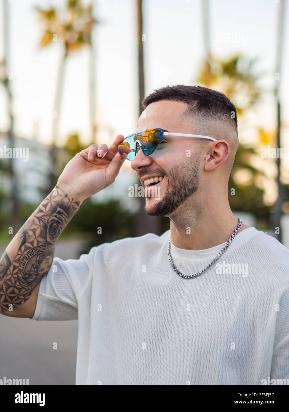 Un uomo fresco spagnolo con tatuaggi e occhiali da sole Foto stock - Alamy