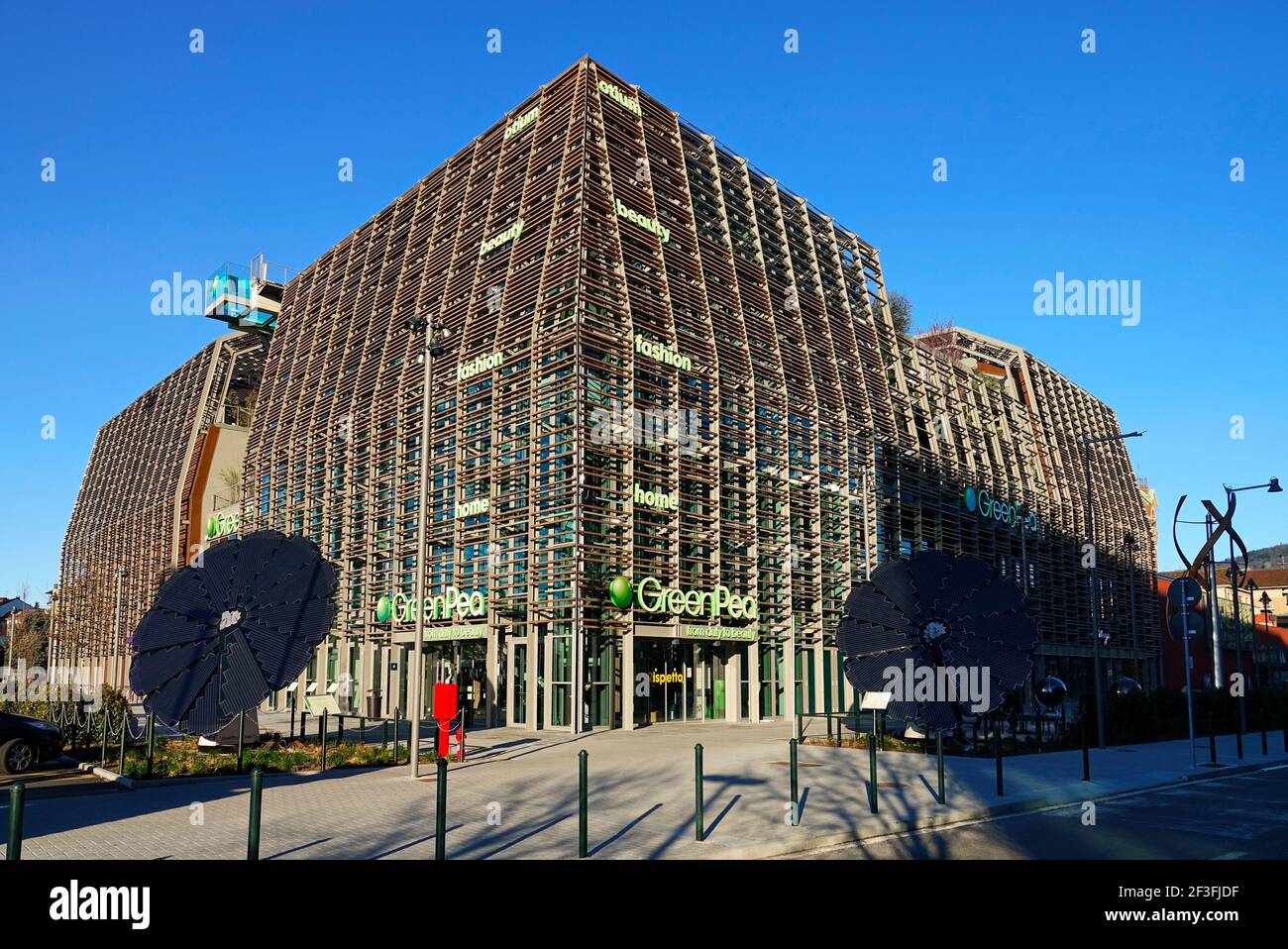Green Pea è il primo centro commerciale per prodotti bio-sostenibili. Nei suoi 66 negozi nulla è sprecato e tutto può avere una seconda vita. Torino, Foto Stock