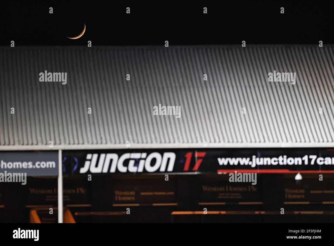 PETERBOROUGH, REGNO UNITO. 16 MARZO: Una luna crescente cerosa è vista sopra la terrazza finale durante la partita Sky Bet League 1 tra Peterborough e Portsmouth al Weston Homes Stadium, Peterborough martedì 16 Marzo 2021. (Credit: James HolyOak | MI News) Credit: MI News & Sport /Alamy Live News Foto Stock