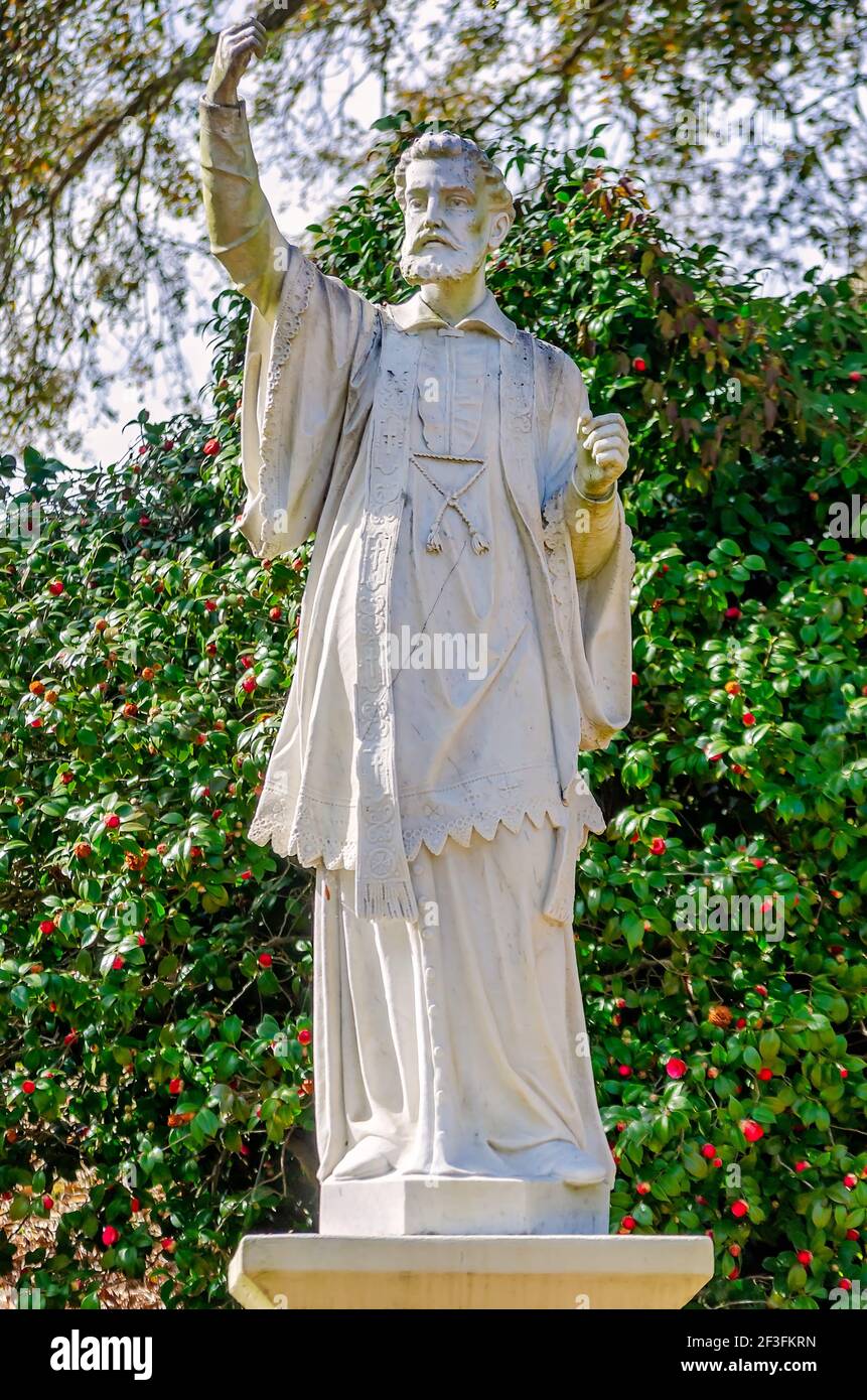 Una statua di San Francesco d'Assisi si trova in un piccolo cimitero parrocchiale a Spring Hill College, 14 marzo 2021, a Mobile, Alabama. Foto Stock