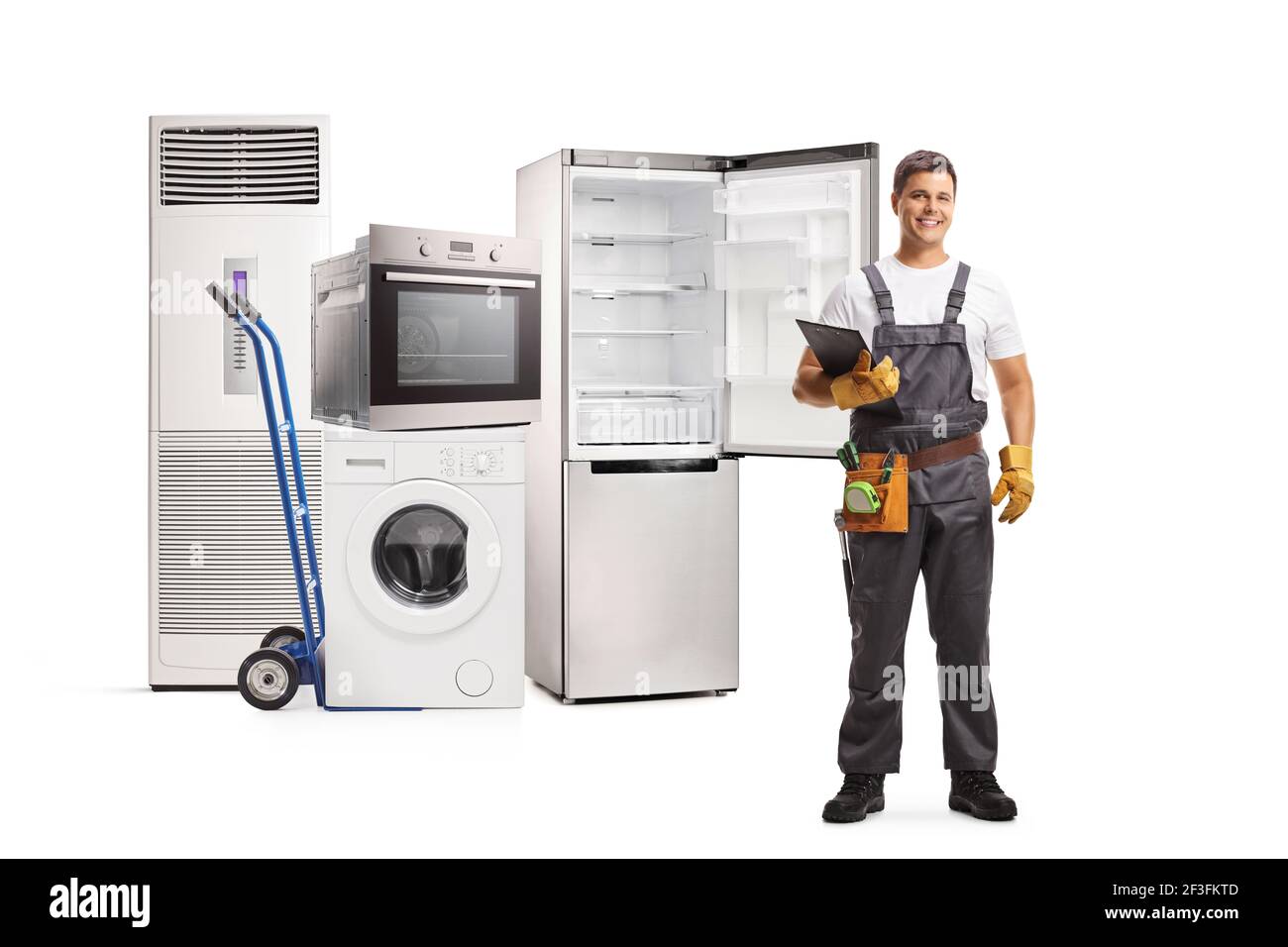 Addetto alla riparazione in posa con apparecchi elettrici domestici isolati su sfondo bianco Foto Stock