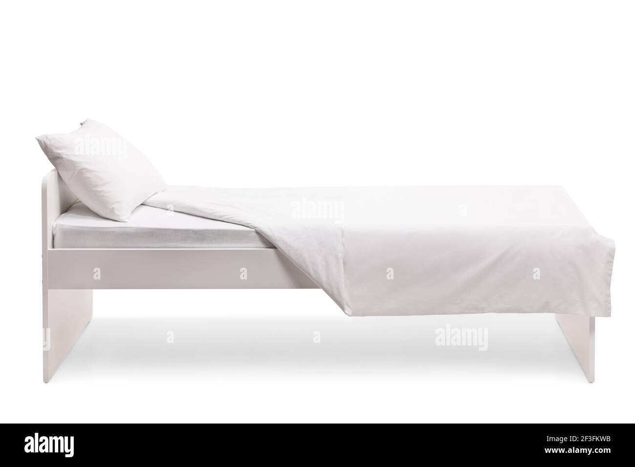Studio immagine laterale di un letto singolo bianco isolato su sfondo bianco Foto Stock