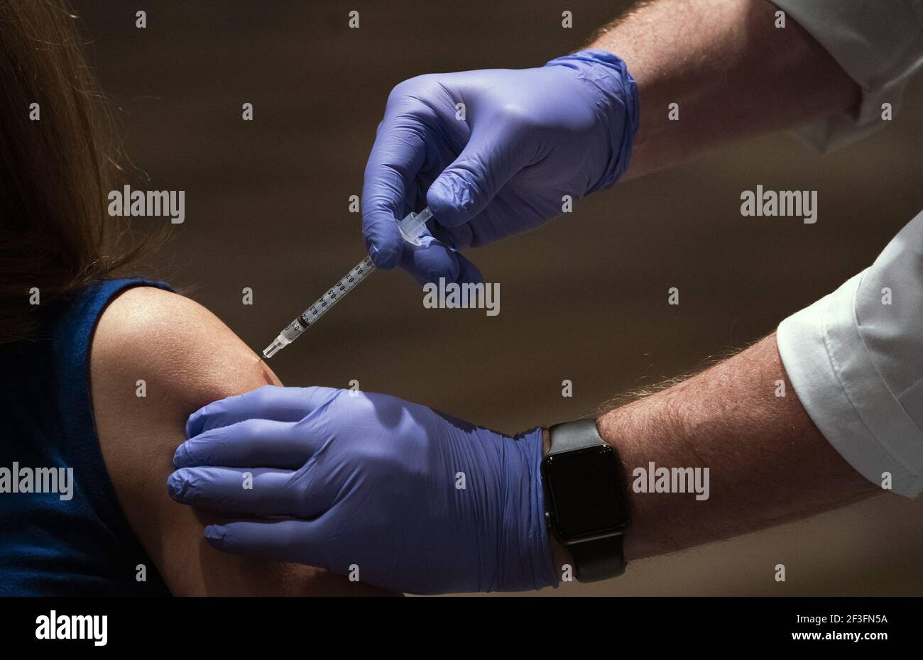 Washington, Stati Uniti. 16 Marzo 2021. Un membro del clero riceve un vaccino Johnson and Johnson COVID-19 in occasione di un evento in cui i leader religiosi di tutte le fedi hanno ricevuto il vaccino per evidenziare la consapevolezza, presso la Cattedrale Nazionale di Washington, DC martedì 16 marzo 2021. Foto di Kevin Dietsch/UPI Credit: UPI/Alamy Live News Foto Stock