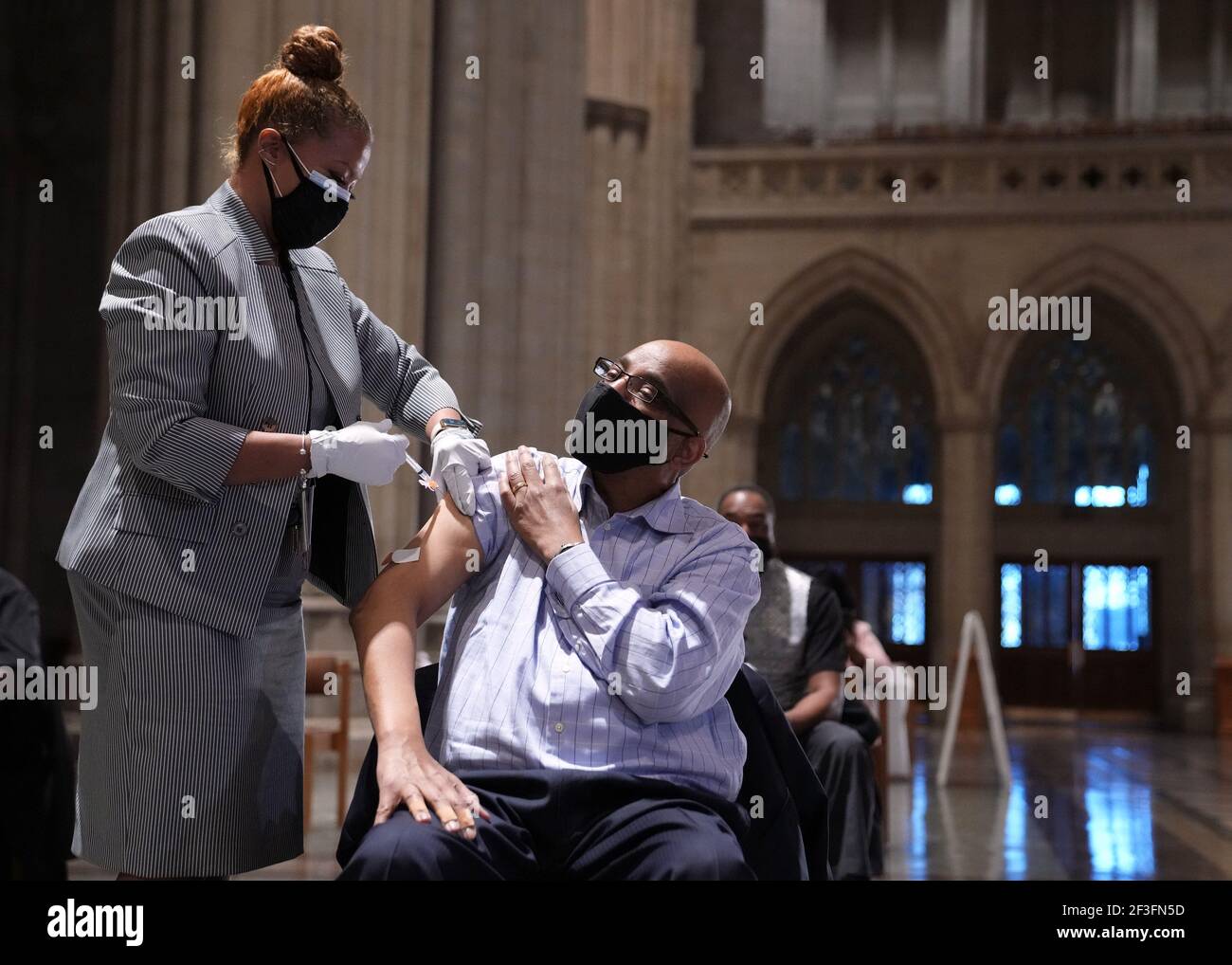 Washington, Stati Uniti. 16 Marzo 2021. Un membro del clero riceve un vaccino Johnson and Johnson COVID-19 in occasione di un evento in cui i leader religiosi di tutte le fedi hanno ricevuto il vaccino per evidenziare la consapevolezza, presso la Cattedrale Nazionale di Washington, DC martedì 16 marzo 2021. Foto di Kevin Dietsch/UPI Credit: UPI/Alamy Live News Foto Stock