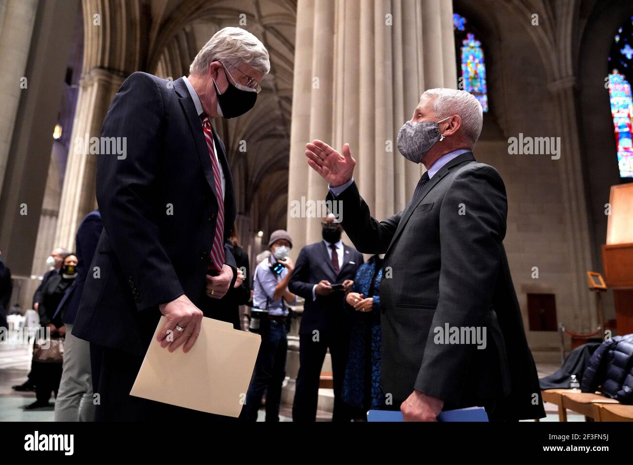 Washington, Stati Uniti. 16 Marzo 2021. Il Dr. Anthony Fauci (R), Direttore dell'Istituto Nazionale degli Stati Uniti di allergia e malattie infettive, parla con il Dr. Francis Collins, direttore degli Istituti nazionali della Salute, in un evento in cui i leader religiosi di tutte le fedi sono stati dati un vaccino COVID-19 per evidenziare la consapevolezza, Presso la Cattedrale Nazionale di Washington DC martedì 16 marzo 2021. Foto di Kevin Dietsch/UPI Credit: UPI/Alamy Live News Foto Stock