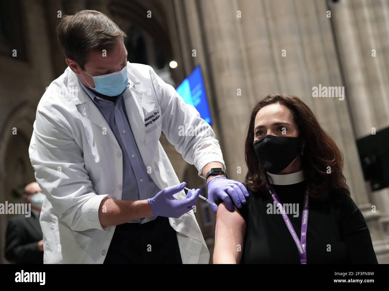 Washington, Stati Uniti. 16 Marzo 2021. Un membro del clero riceve un vaccino Johnson and Johnson COVID-19 in occasione di un evento in cui i leader religiosi di tutte le fedi hanno ricevuto il vaccino per evidenziare la consapevolezza, presso la Cattedrale Nazionale di Washington, DC martedì 16 marzo 2021. Foto di Kevin Dietsch/UPI Credit: UPI/Alamy Live News Foto Stock