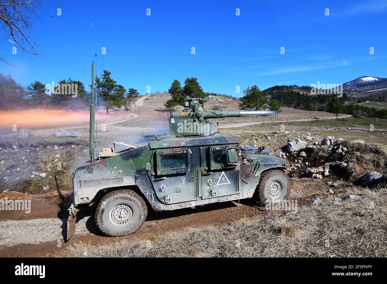 Postonja, Slovenia. 16 Marzo 2021. Un paracadutista dell'esercito degli Stati Uniti assegnato alla compagnia di cani, 1° battaglione, 50° reggimento di fanteria, 173° Brigata aerea, incendi anticarro, TOW missile da un Humvee durante l'esercizio Eagle Sokol 21 a Pocek Range 16 marzo 2021 a Postonja, Slovenia. Credit: Planetpix/Alamy Live News Foto Stock