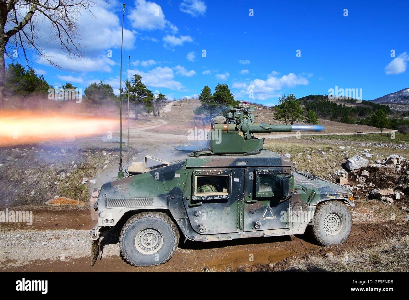 Postonja, Slovenia. 16 Marzo 2021. Un paracadutista dell'esercito degli Stati Uniti assegnato alla compagnia di cani, 1° battaglione, 50° reggimento di fanteria, 173° Brigata aerea, incendi anticarro, TOW missile da un Humvee durante l'esercizio Eagle Sokol 21 a Pocek Range 16 marzo 2021 a Postonja, Slovenia. Credit: Planetpix/Alamy Live News Foto Stock