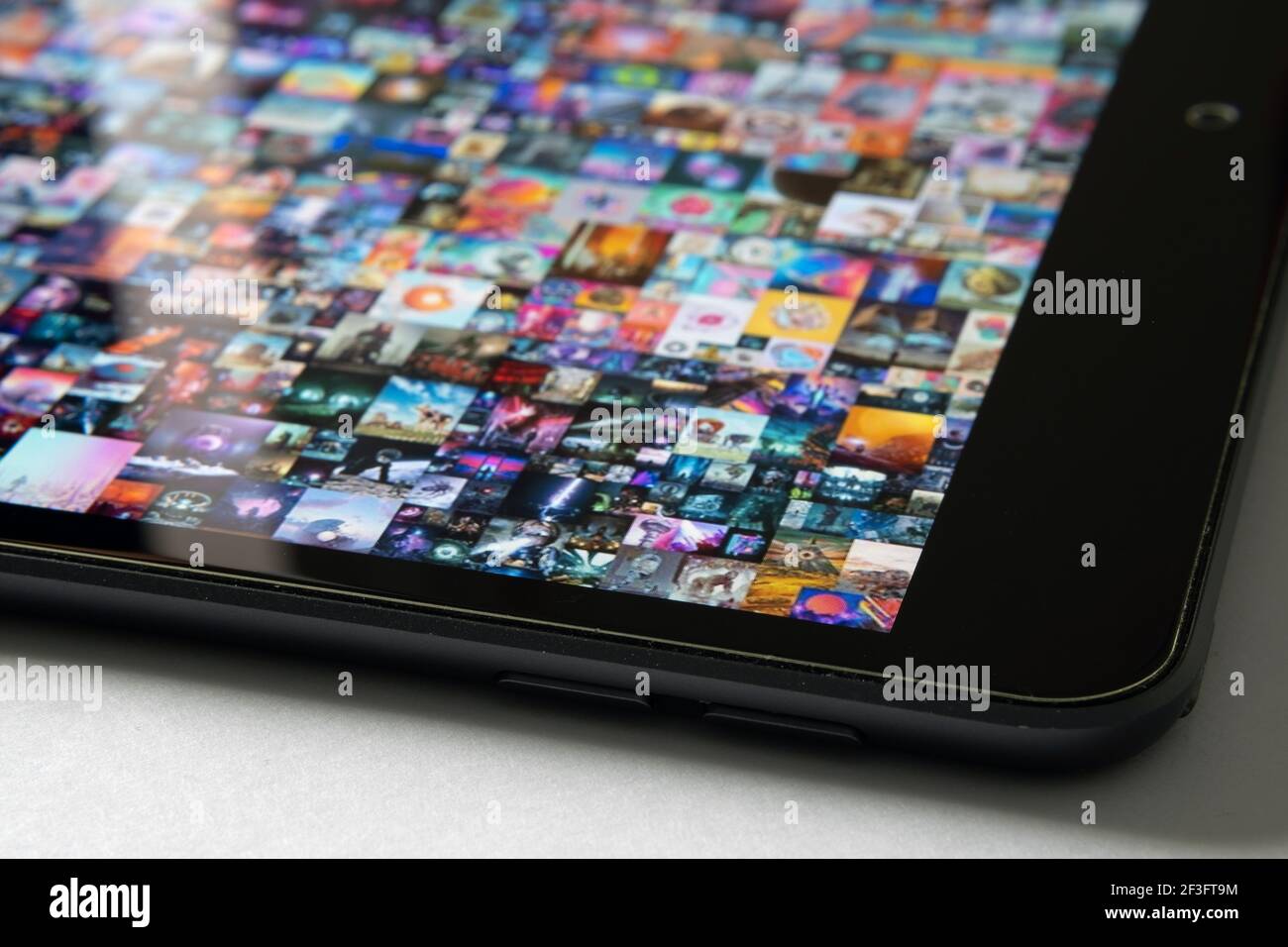 Schermo tablet con Beeple Digital ART ' EVERYDAYS: THE FIRST 5000 DAYS' e spazzolare sopra di esso. Collage art firmato con token NFT. Concetto. Stafford, uni Foto Stock