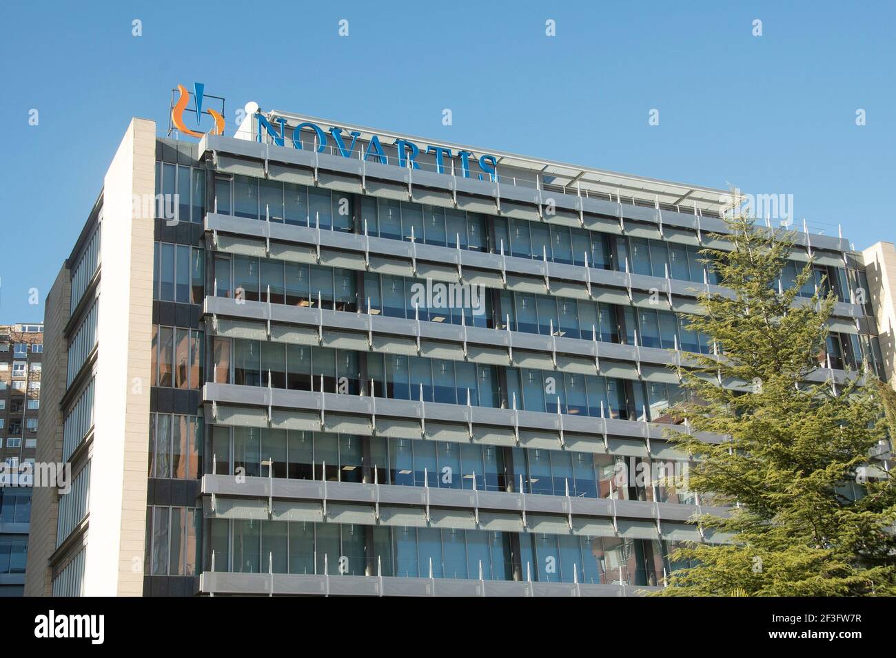 La Spagna ha registrato il primo caso di trombosi venosa del seno in un paziente che aveva ricevuto il farmaco contro il coronavirus. La Spagna sospenderà temporaneamente la somministrazione del vaccino del coronavirus sviluppato dalla società AstraZeneca, per almeno due settimane dopo aver rilevato diversi casi di trombosi in altri paesi nelle persone a cui era stato somministrato questo vaccino. Ciò è stato concordato nella sessione plenaria del Consiglio interterritoriale del sistema sanitario nazionale (CISNS), convocato con urgenza questo lunedì dal ministro della Sanità, Carolina Darias, e in cui la Health Co Foto Stock