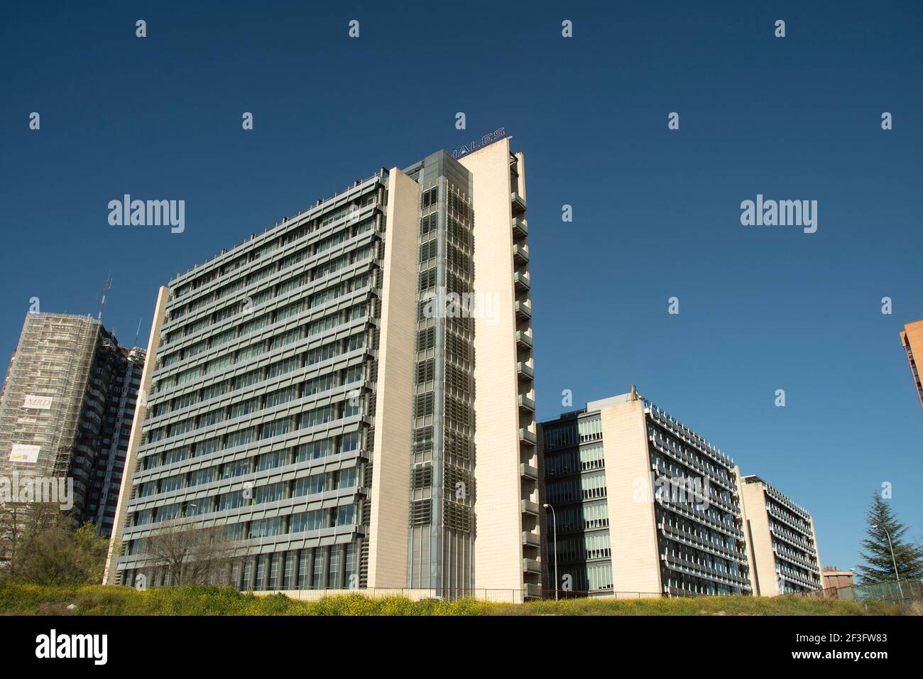 La Spagna ha registrato il primo caso di trombosi venosa del seno in un paziente che aveva ricevuto il farmaco contro il coronavirus. La Spagna sospenderà temporaneamente la somministrazione del vaccino del coronavirus sviluppato dalla società AstraZeneca, per almeno due settimane dopo aver rilevato diversi casi di trombosi in altri paesi nelle persone a cui era stato somministrato questo vaccino. Ciò è stato concordato nella sessione plenaria del Consiglio interterritoriale del sistema sanitario nazionale (CISNS), convocato con urgenza questo lunedì dal ministro della Sanità, Carolina Darias, e in cui la Health Co Foto Stock