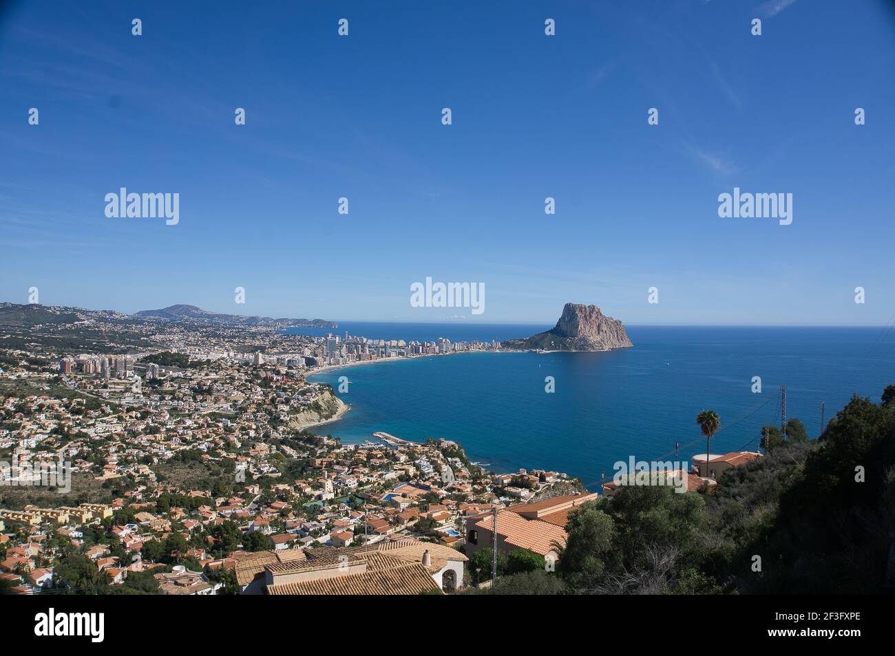 Vista sulla città costiera di Alfas del PI, situata ad Alicante, Spagna. Spiaggia Foto Stock