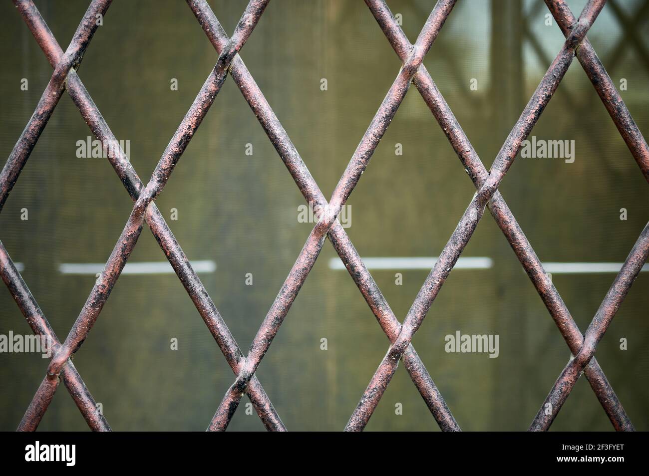 particolare di una griglia in ferro battuto a forma di diamanti sopra una finestra Foto Stock