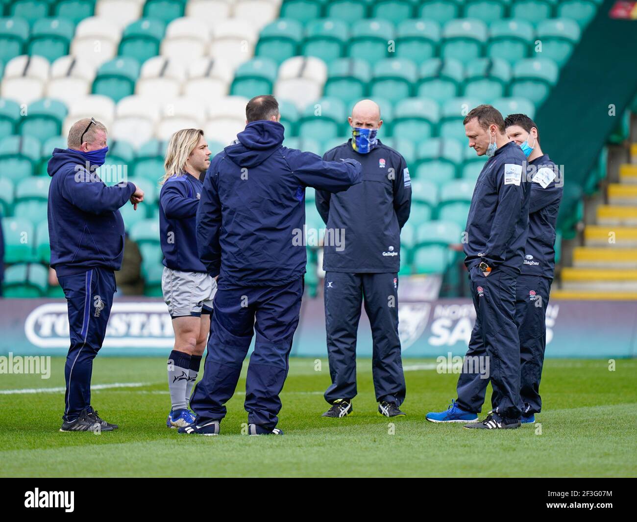 Vendita Sharks staff parlare con l'arbitro Matthew Carley e la sua squadra prima di una Gallagher Premiership Round 13 Rugby Union match, Sabato, 13 marzo 2021, in Foto Stock
