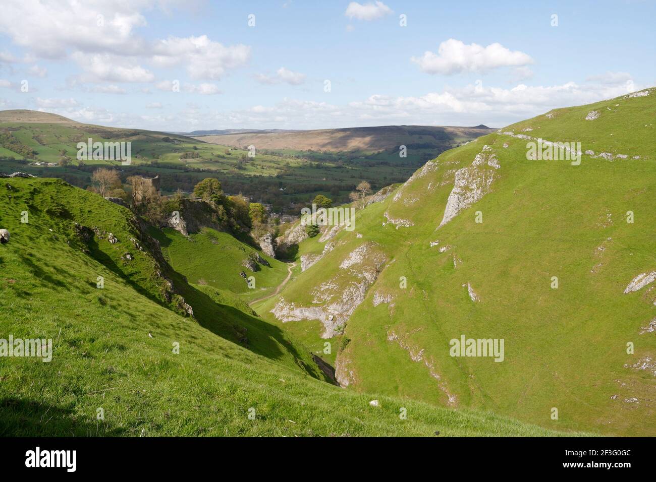 Cave dale Gorge Castleton Derbyshire Inghilterra Regno Unito, parco nazionale inglese campagna britannica paesaggio del Peak District, vista panoramica della valle calcarea secca Foto Stock