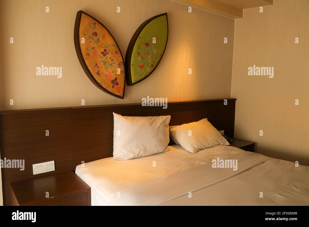 Kuta, Bali, Indonesia, 14 marzo 2021. Camera da letto dal design moderno con arredamento. Luce decorativa. Letto a castello con comodini Foto Stock