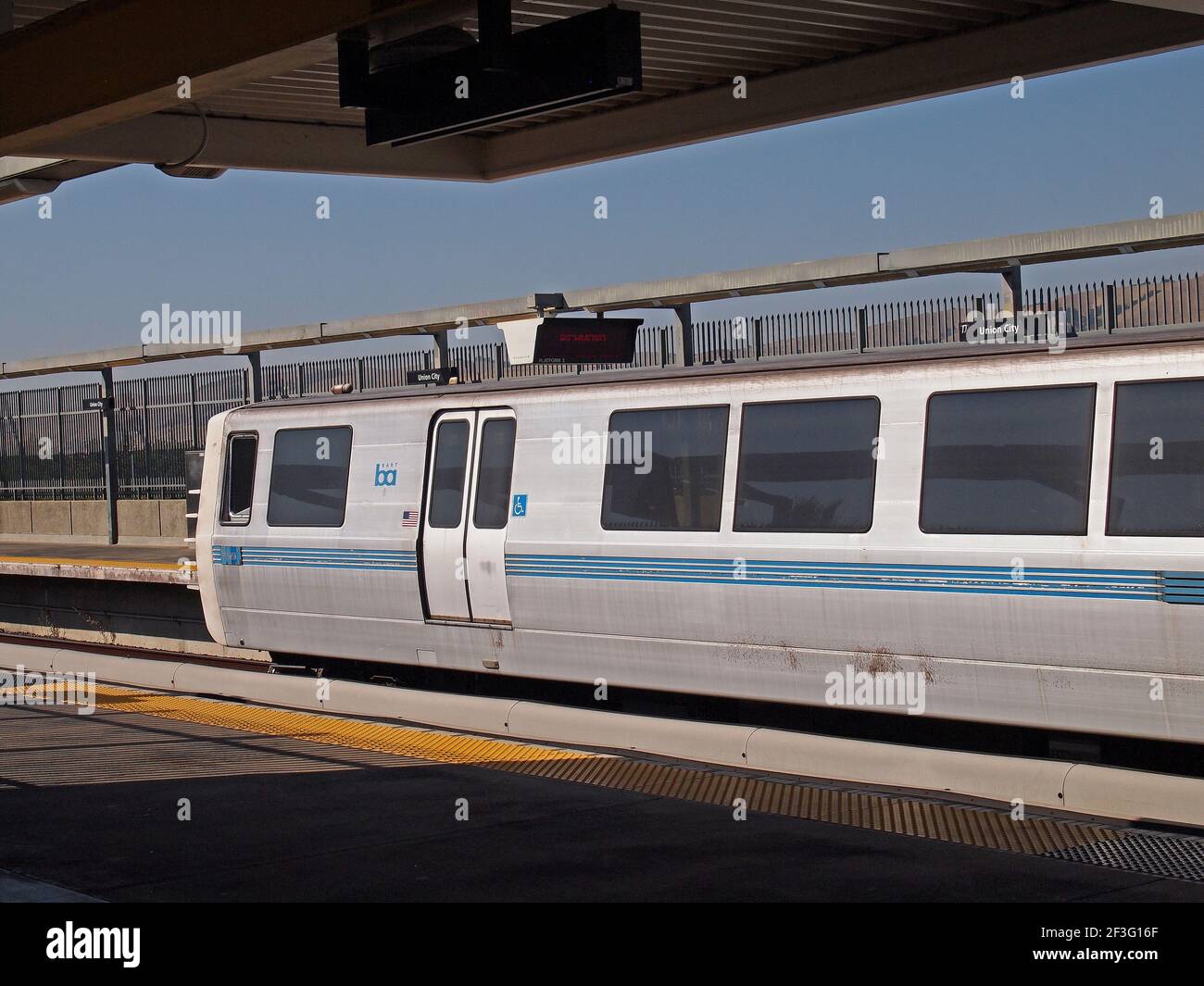 Treno BART alla Union City Station, California Foto Stock