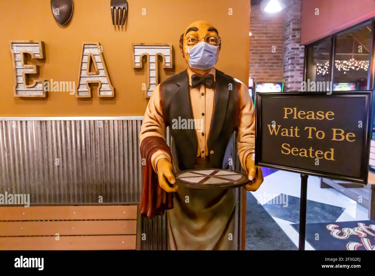 Questa statua con maschera serve come ospite al ristorante della pizza East of Chicago a Warren, Indiana, USA. Foto Stock