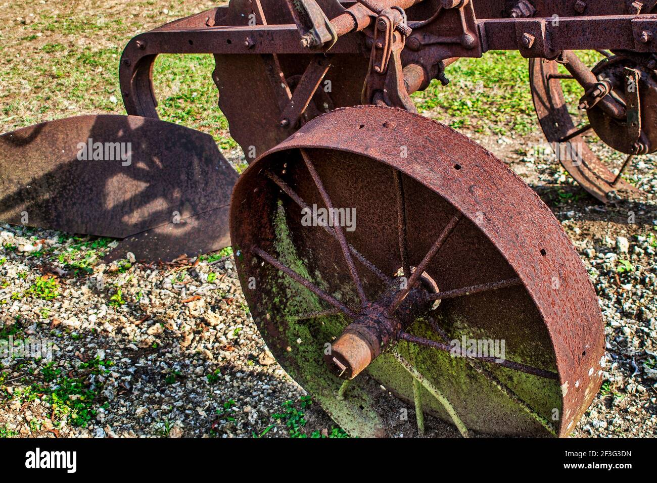 Carro di aratro in metallo d'epoca al Miami-Dade County Redland Fruit and Spice Park in Florida. Foto Stock