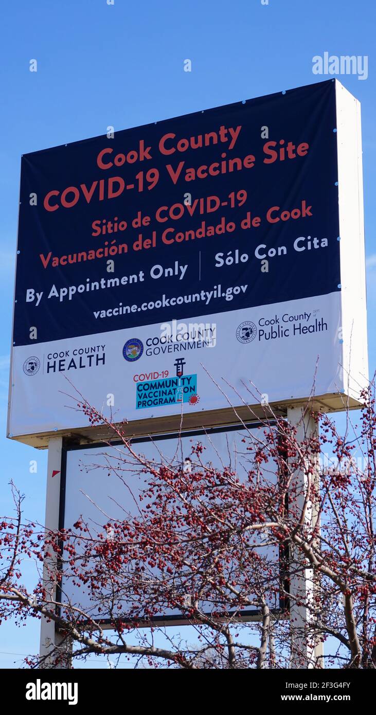 Cartello bilingue di fronte al sito vaccinale COVID-19 della contea di Cook. Il sito è il primo impianto su larga scala dell'Illinois a somministrare il vaccino J&J. Foto Stock