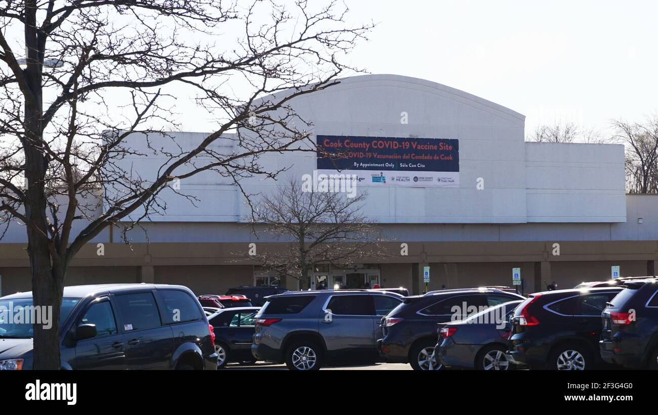Cook County COVID-19 sito di vaccinazione in un vecchio negozio Kmart. Il sito è il primo impianto su larga scala dell'Illinois a somministrare il vaccino J&J. Foto Stock