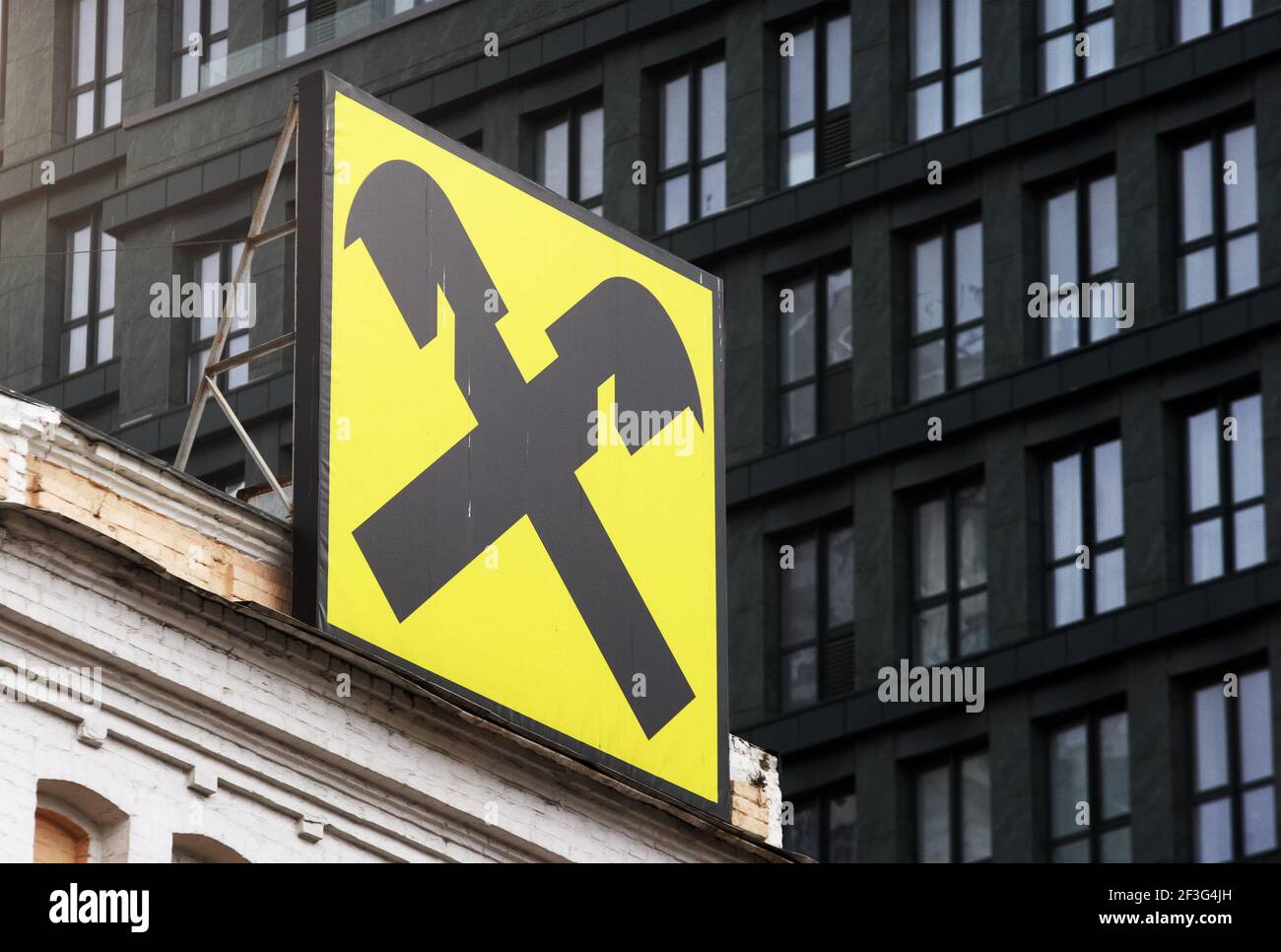 Kiev, Ucraina. 09 marzo 2021. Il logo della banca Raiffeisen è visto sopra l'ingresso di un ufficio bancario a Kiev. (Foto di Pavlo Gonchar/SOPA Images/Sipa USA) Credit: Sipa USA/Alamy Live News Foto Stock