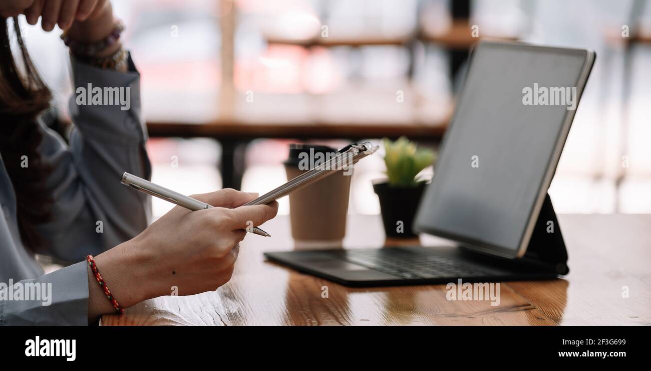Concetto di audit, contabile o ispettore finanziario e segretario relazione di fare finanziaria Report di pianificazione in foglio di calcolo .Servizio entrate interne Foto Stock