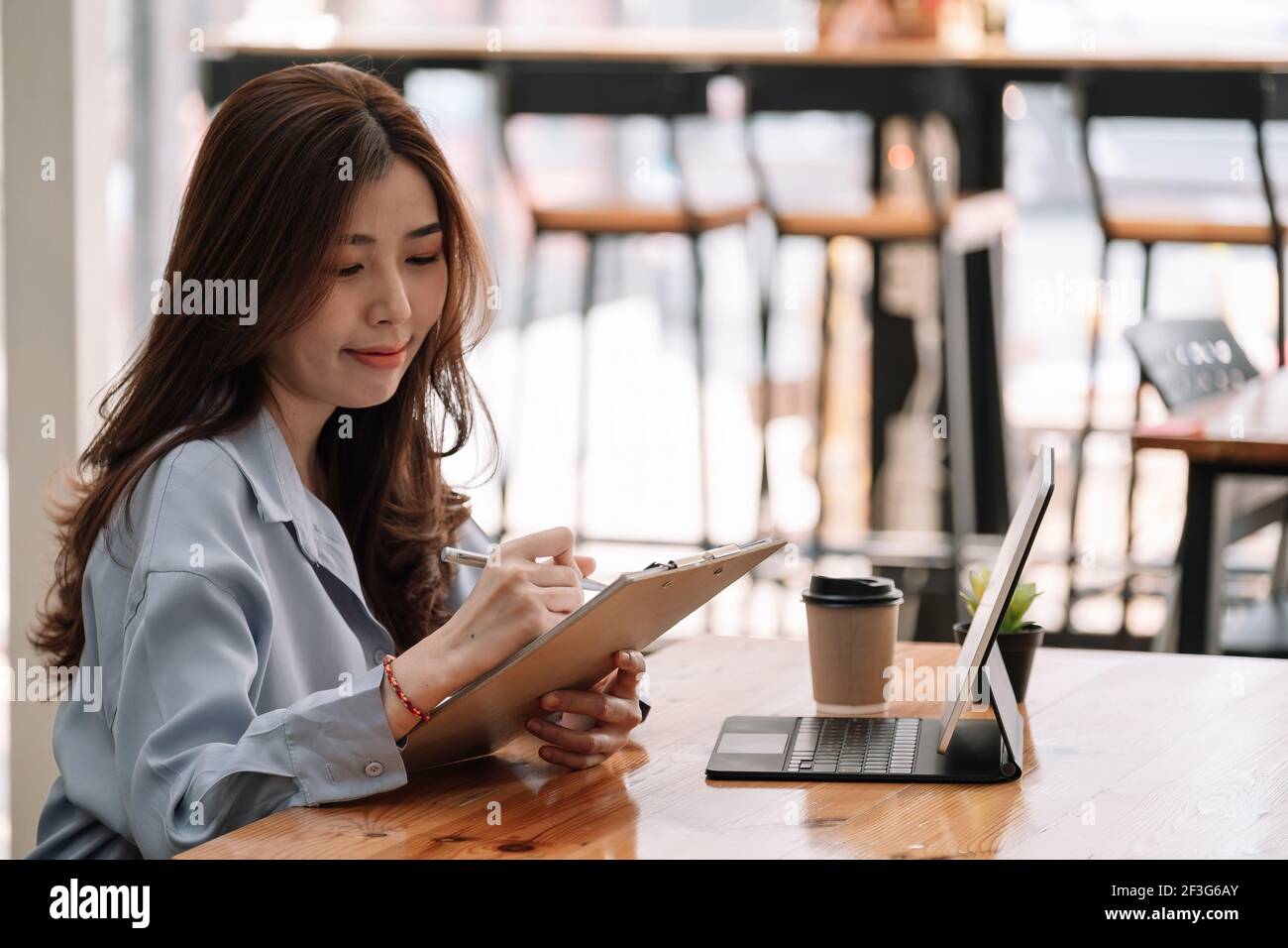 Concetto di audit, contabile o ispettore finanziario e segretario relazione di fare finanziaria Report di pianificazione in foglio di calcolo .Servizio entrate interne Foto Stock