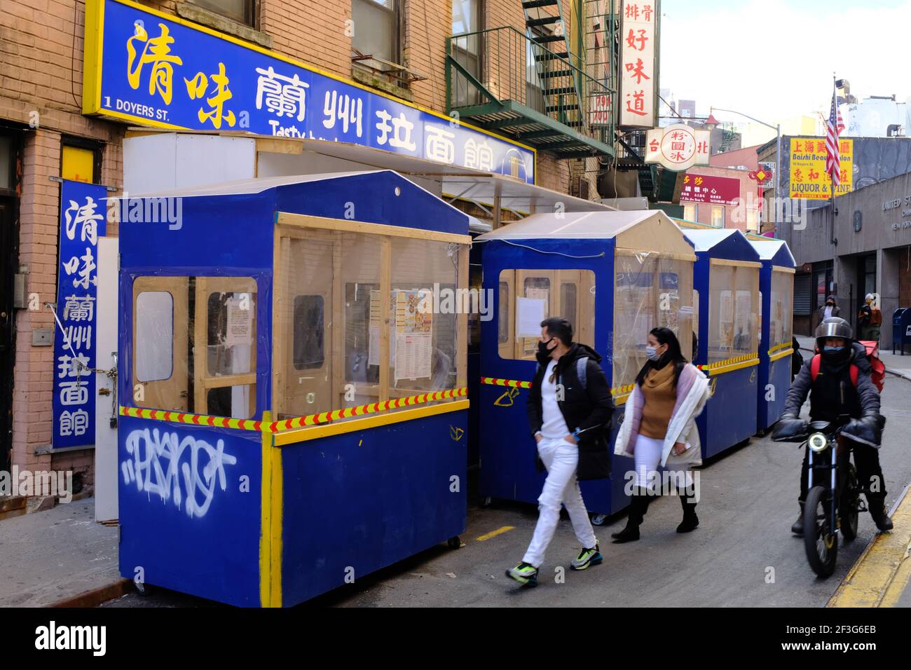 Cabine di Streetery per posti a sedere all'aperto di gustosi Noodles tirati a mano Ristorante in Doyers Street a Chinatown durante Covid-19 pandemic.New York City.USA Foto Stock