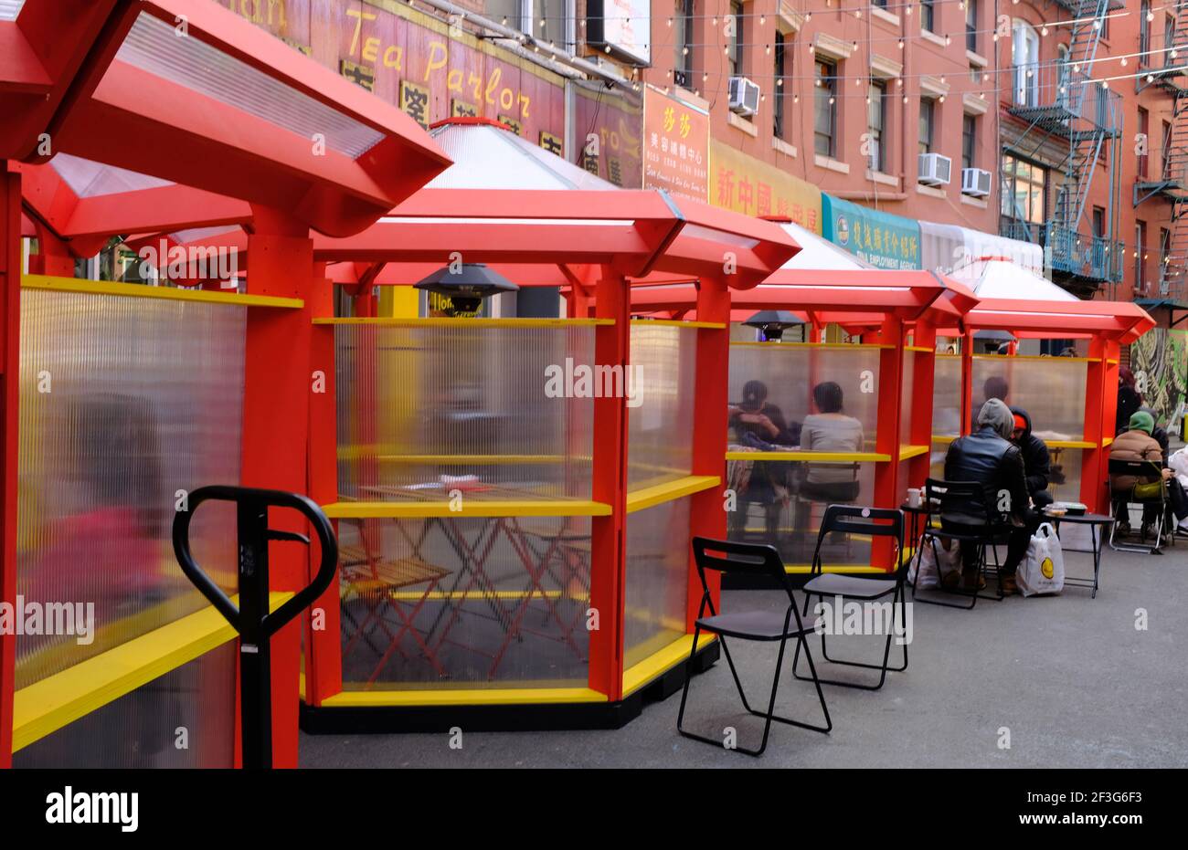 Posti a sedere all'aperto e capanne all'aperto coperte di Nom Wah Tea Parlor su Doyers Street a Manhattan Chinatown durante il Covid-19 Pandemic.New York City.USA Foto Stock