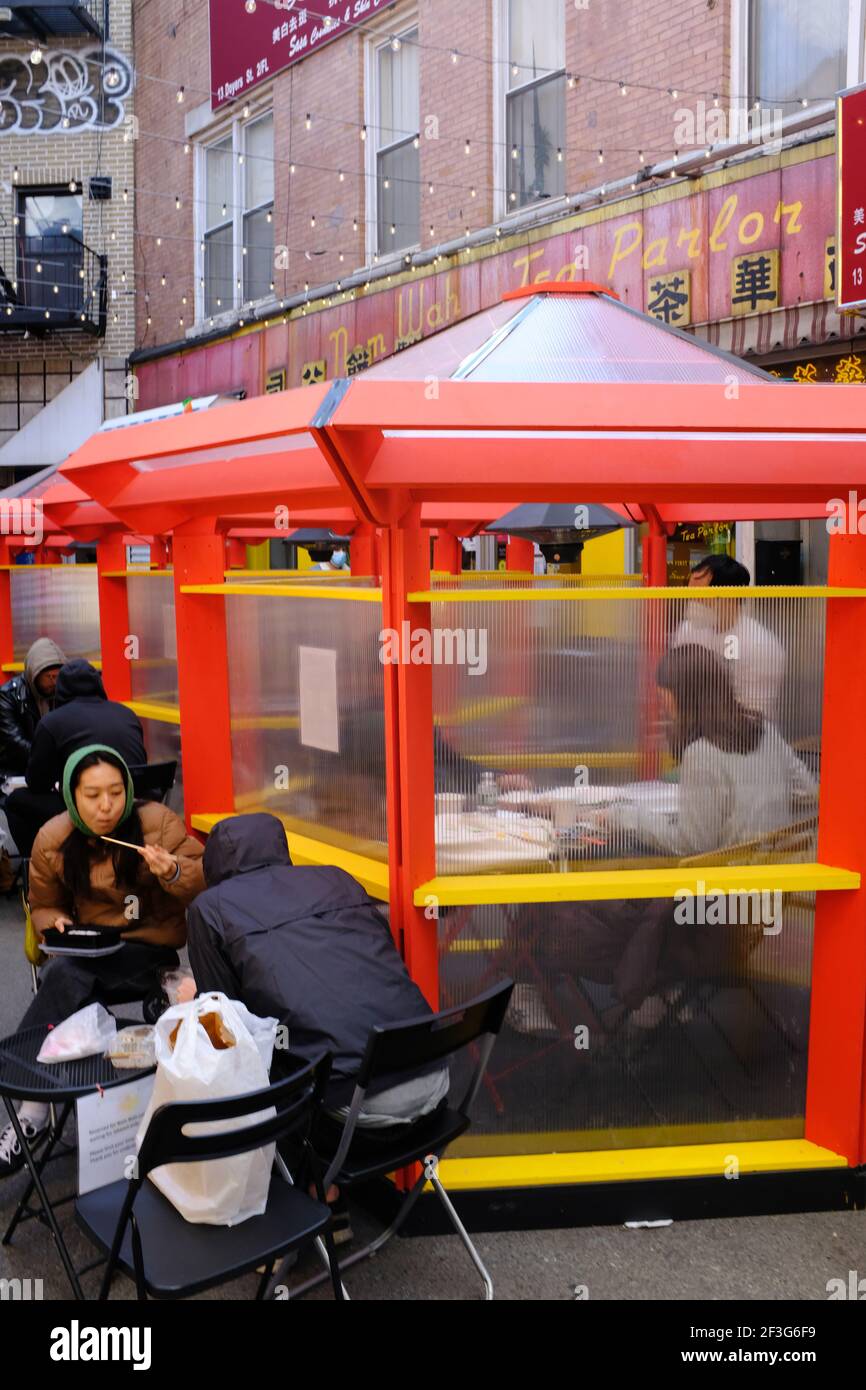 I clienti mangiano ai posti a sedere all'aperto e alle capanne da pranzo all'aperto coperte Di Nom Wah Tea Parlor su Doyers Street a Chinatown Durante il Covid-19 pandemic.New York City.USA Foto Stock