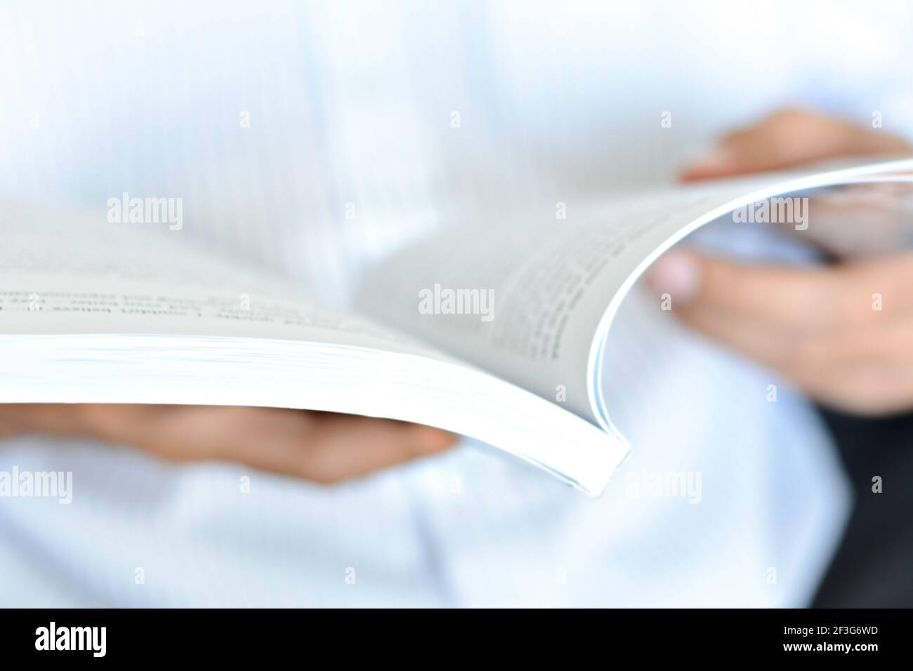 Immagine offuscata di un libro di apertura delle mani dell'uomo Foto Stock
