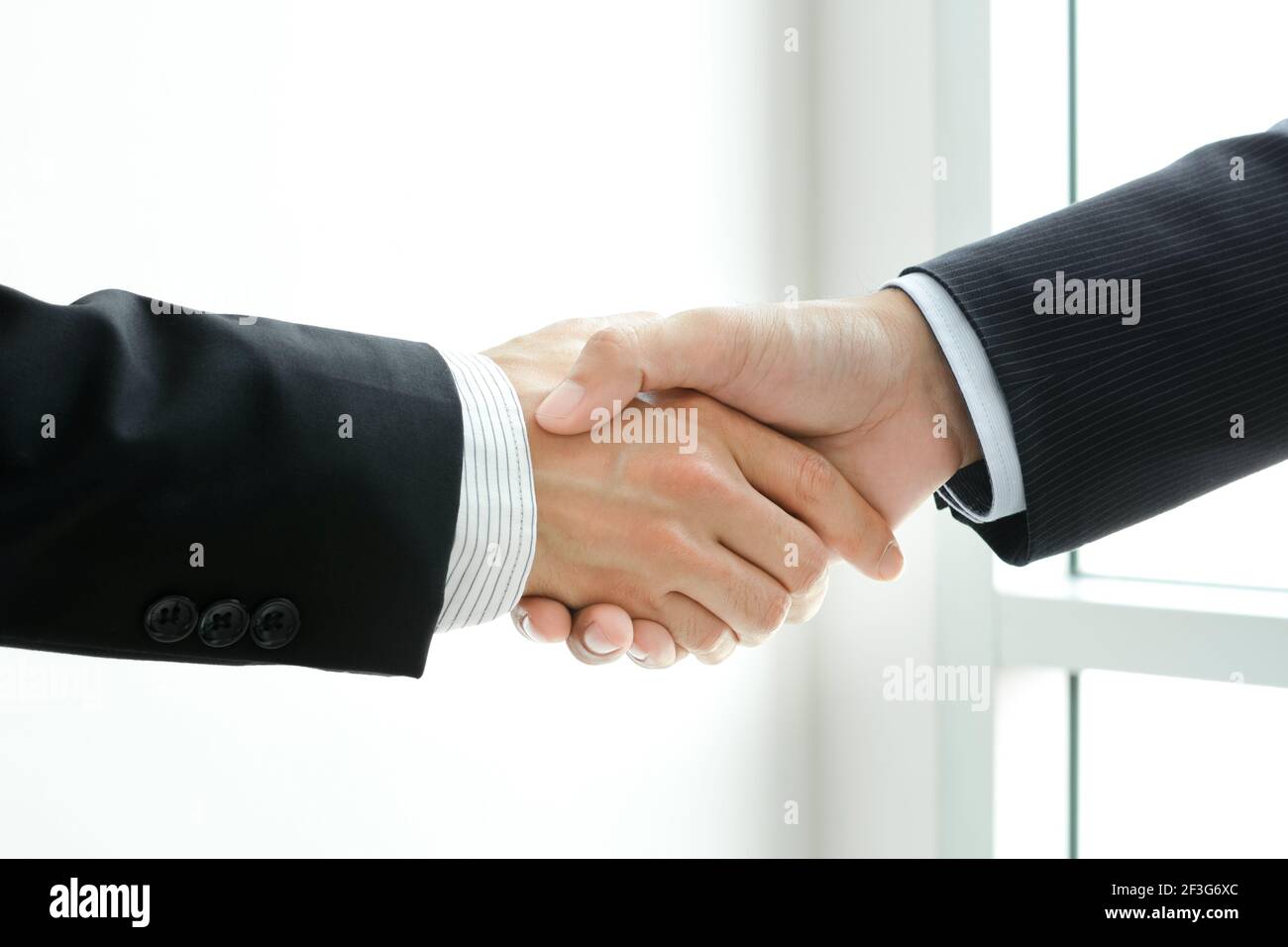 Handshake di uomini d'affari - saluto, affari e concetti di partnership Foto Stock