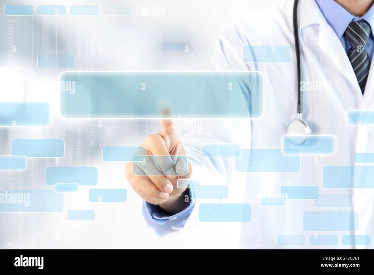 La mano del medico tocca lo schermo vuoto - sfondo medico moderno Foto Stock