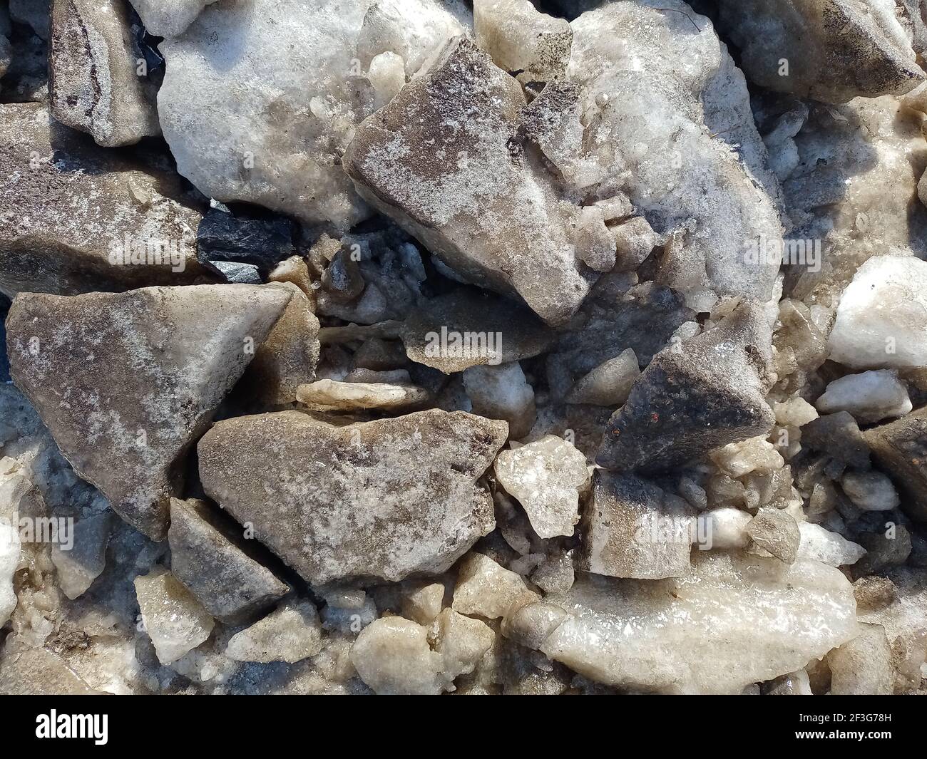 Pezzi neri di ghiaccio sono spezzati in pezzi. Riscaldamento globale del pianeta. Sciogliere i ghiacciai. Foto Stock