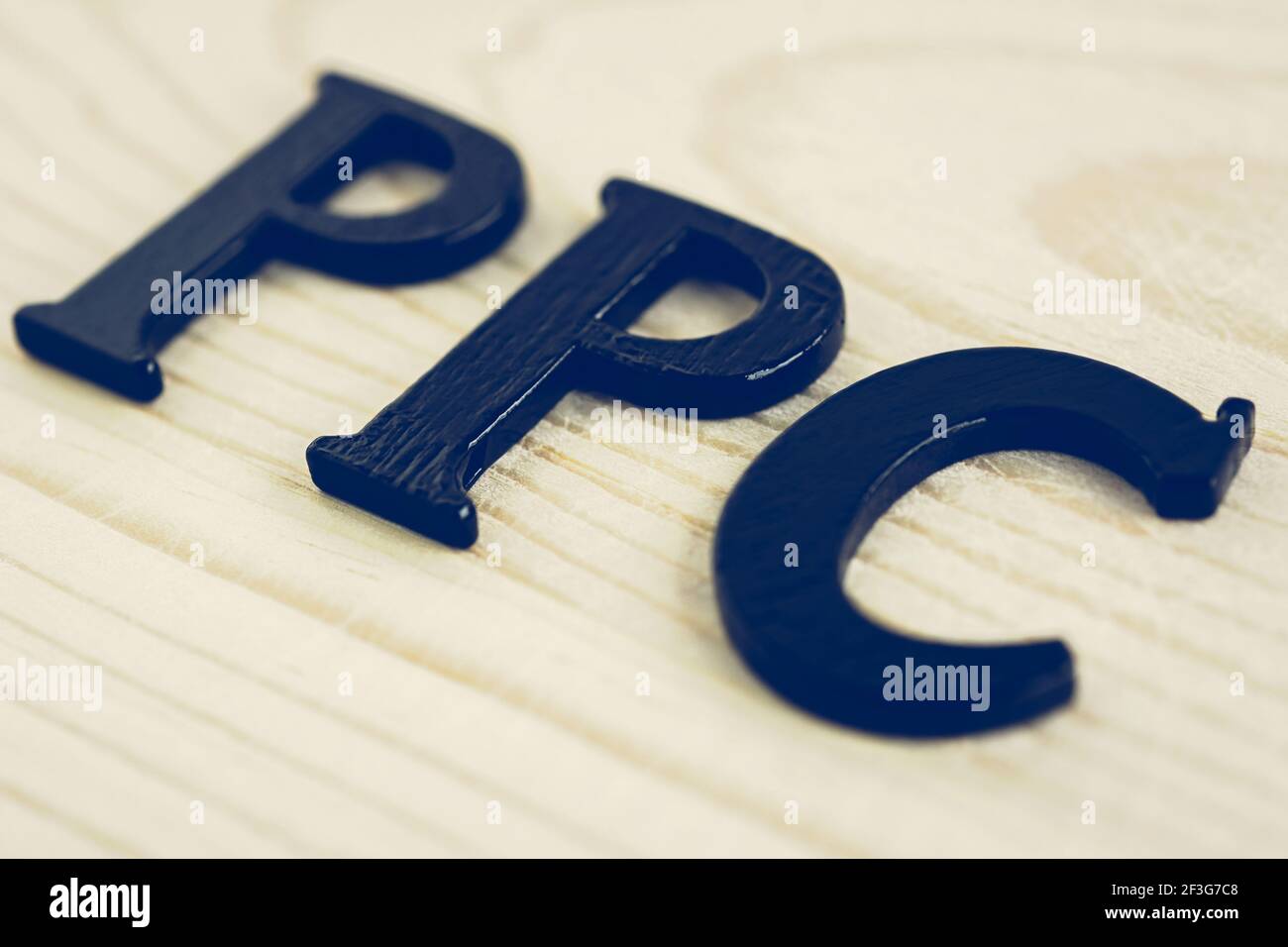 PPC (o paga per lo scatto) segno sullo sfondo di legno, concetti di vendita e pubblicità del Internet (in linea) - tono d'annata Foto Stock