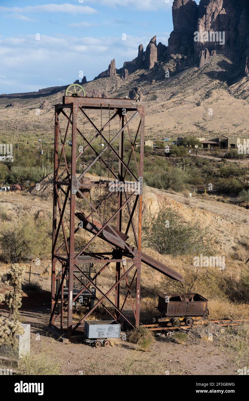 Un piccolo telaio antico e auto minerale nella vecchia città fantasma mineraria di Goldfield, Arizona. Foto Stock