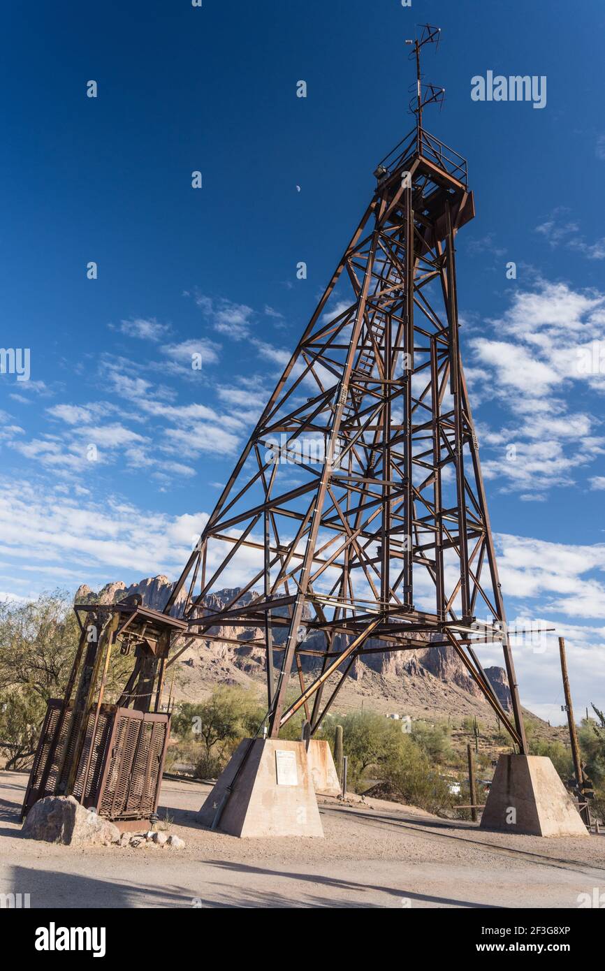 Un'autentica vecchia sede mineraria nella città fantasma mineraria di Goldfield, Arizona. Utilizzato per il sollevamento di uomini e materiali all'interno e all'esterno dell'albero della miniera. Foto Stock