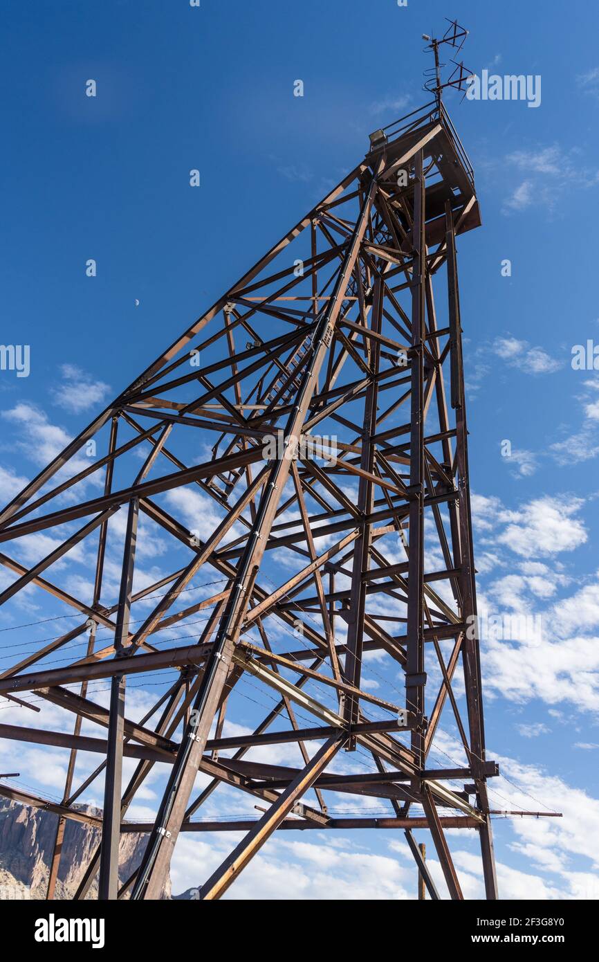 Un'autentica vecchia sede mineraria nella città fantasma mineraria di Goldfield, Arizona. Utilizzato per il sollevamento di uomini e materiali all'interno e all'esterno dell'albero della miniera. Foto Stock