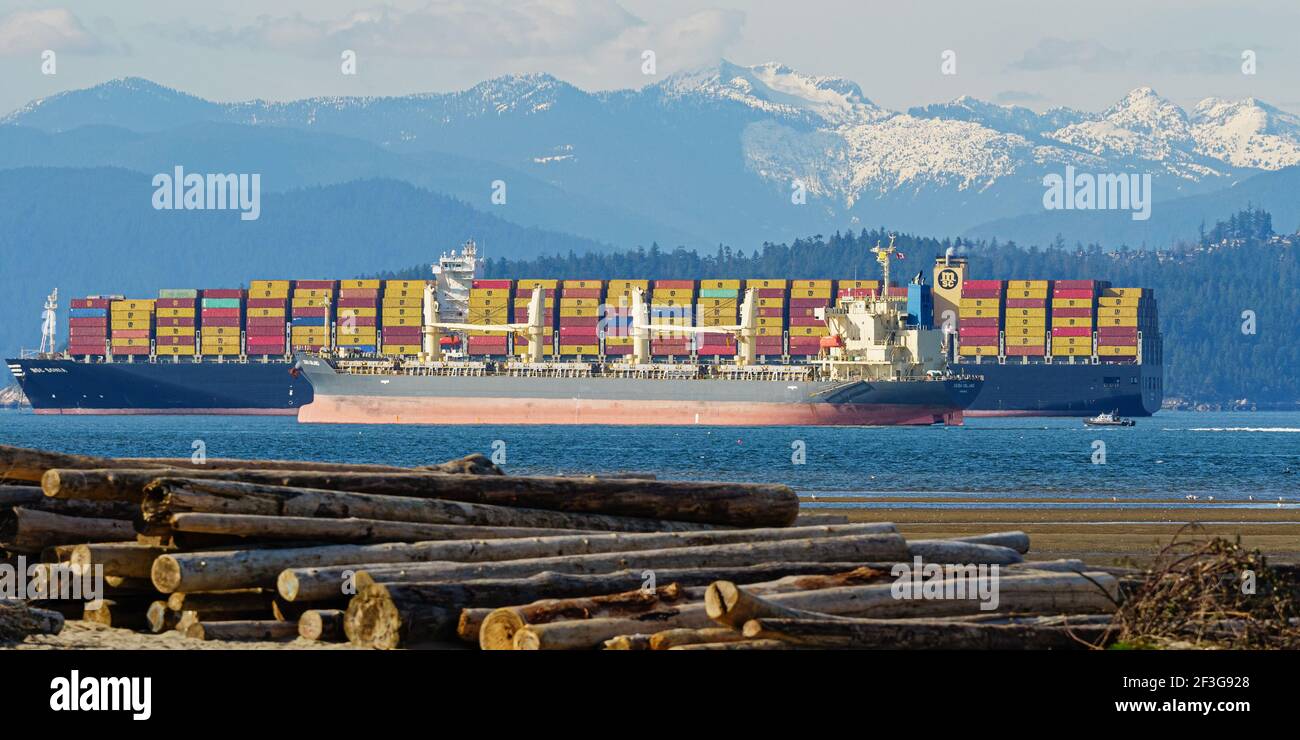 Vancouver, British Columbia, Canada. 16 Marzo 2021. I freighters all'ancora a Burrard Inlet, il porto esterno per il Porto di Vancouver, Canada. Credit: Bayne Stanley/ZUMA Wire/Alamy Live News Foto Stock