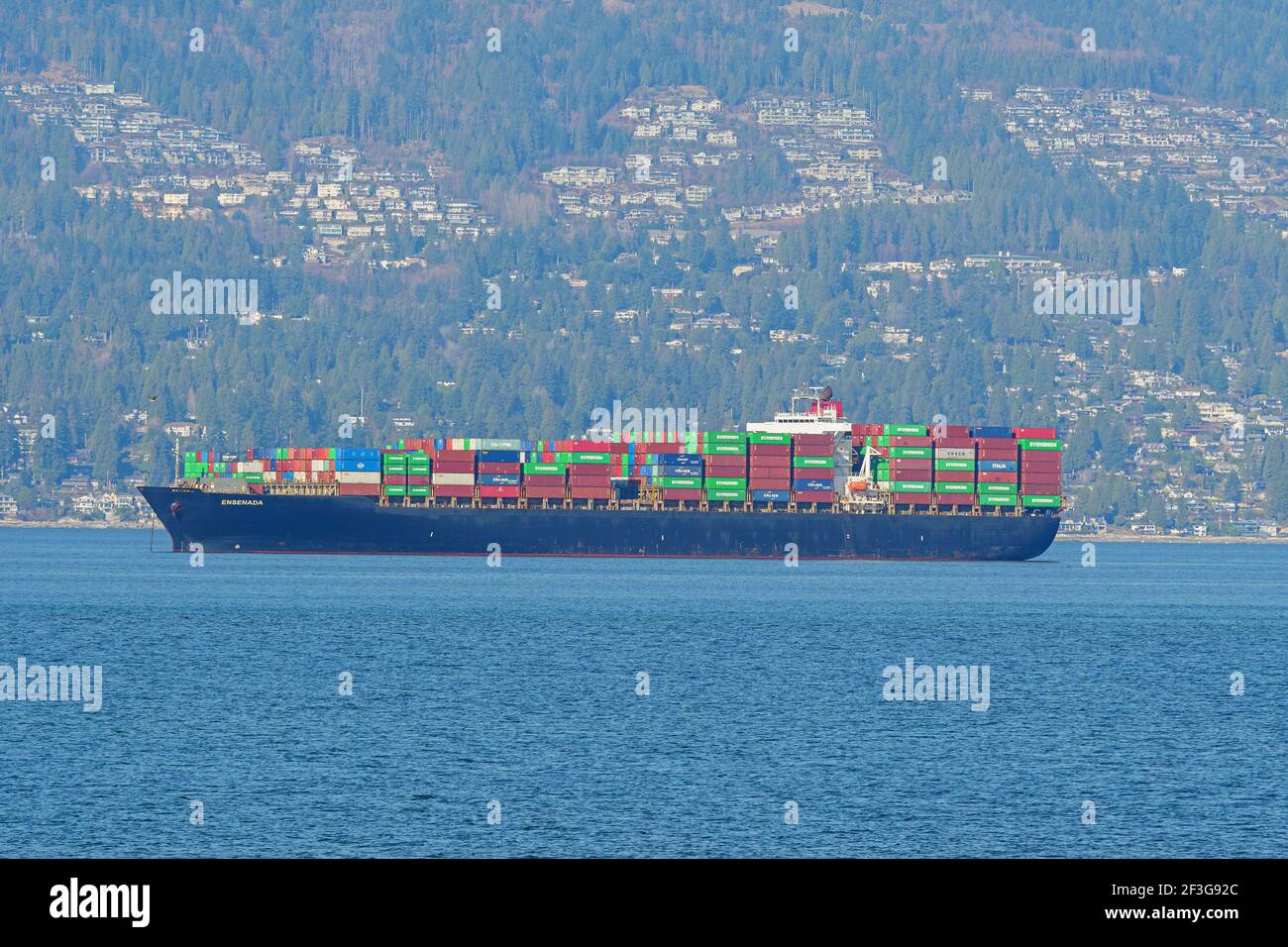 Vancouver, British Columbia, Canada. 16 Marzo 2021. La nave portcontainer ''Ensenada'' all'ancora a Burrard Inlet, il porto esterno per il porto di Vancouver, Canada. Credit: Bayne Stanley/ZUMA Wire/Alamy Live News Foto Stock