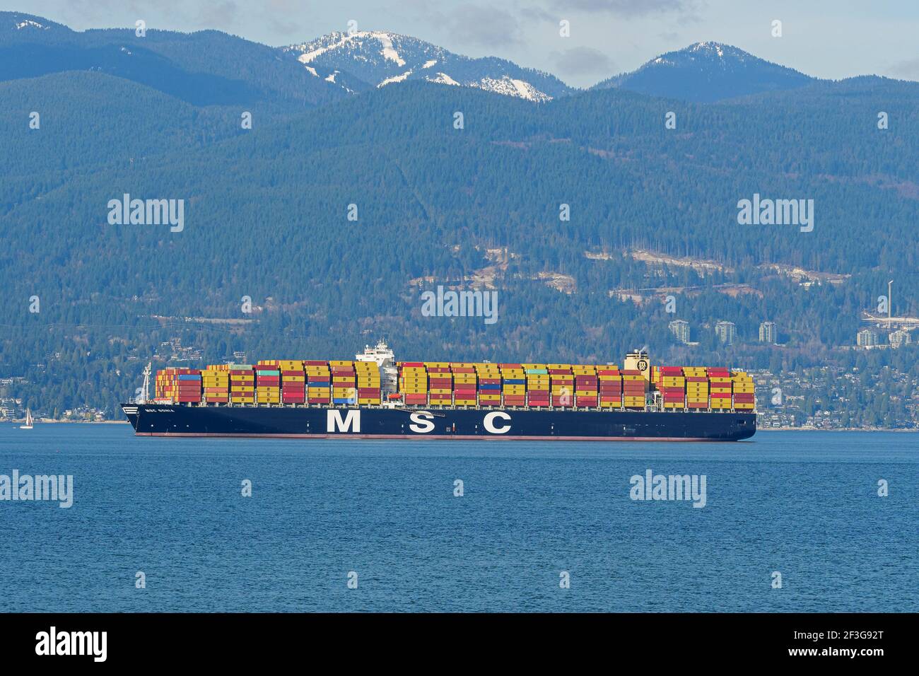 Vancouver, British Columbia, Canada. 16 Marzo 2021. La nave container Mediterranean Shipping Company 'MSC Sonia' all'ancora a Burrard Inlet, il porto esterno per il porto di Vancouver, Canada. Credit: Bayne Stanley/ZUMA Wire/Alamy Live News Foto Stock