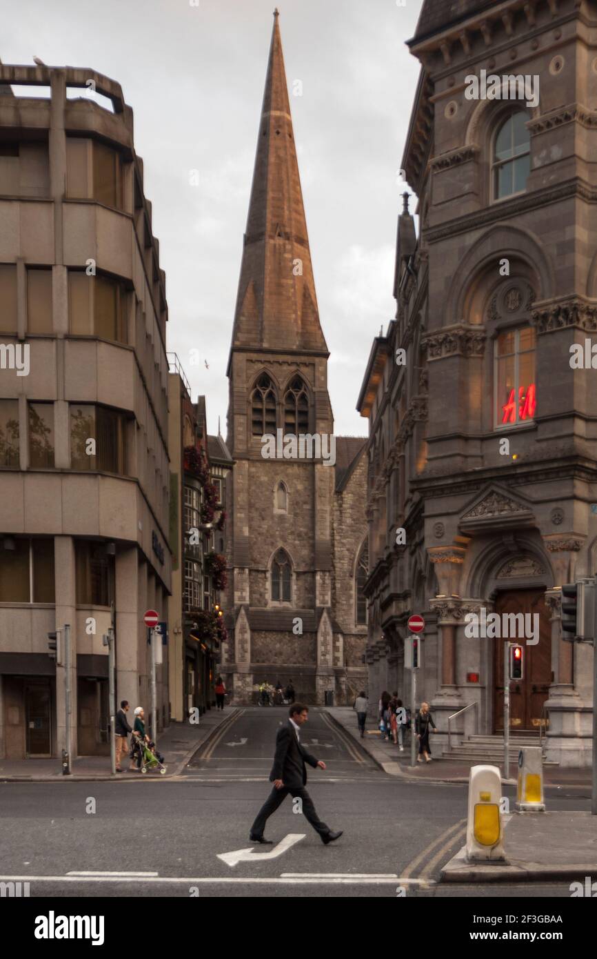 Strade di Dublino, Irlanda. Uomo che cammina sulla strada. Viaggio nella Repubblica d'Irlanda Foto Stock